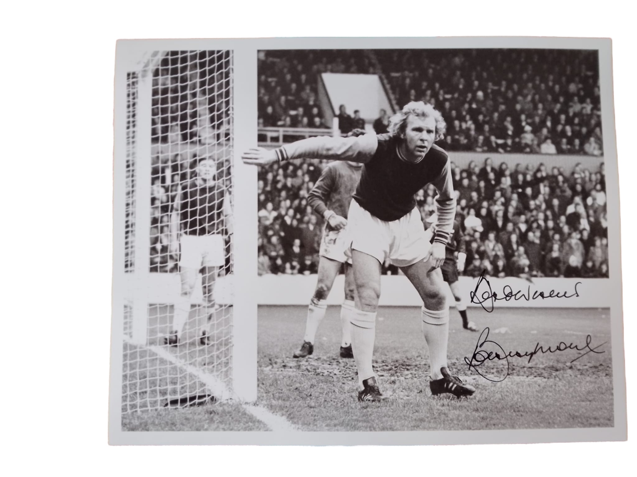 Bobby Moore Signed Photograph – West Ham United 